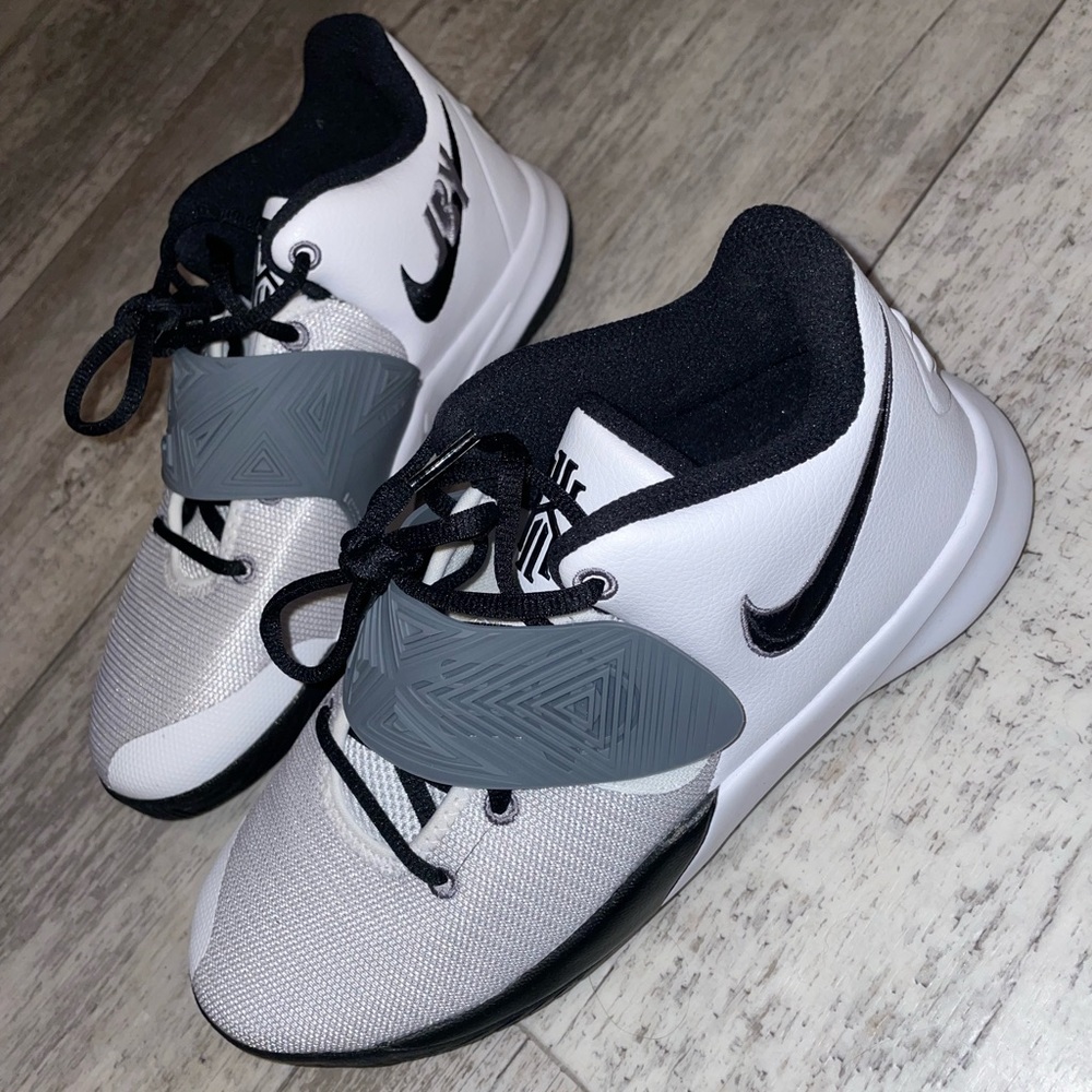 Kyrie flytrap 3